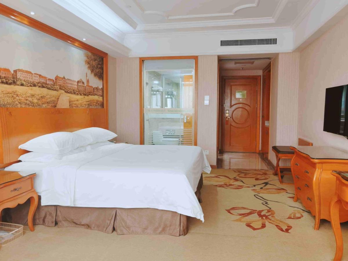 Vienna International Hotel Guigang Hecheng Road エクステリア 写真